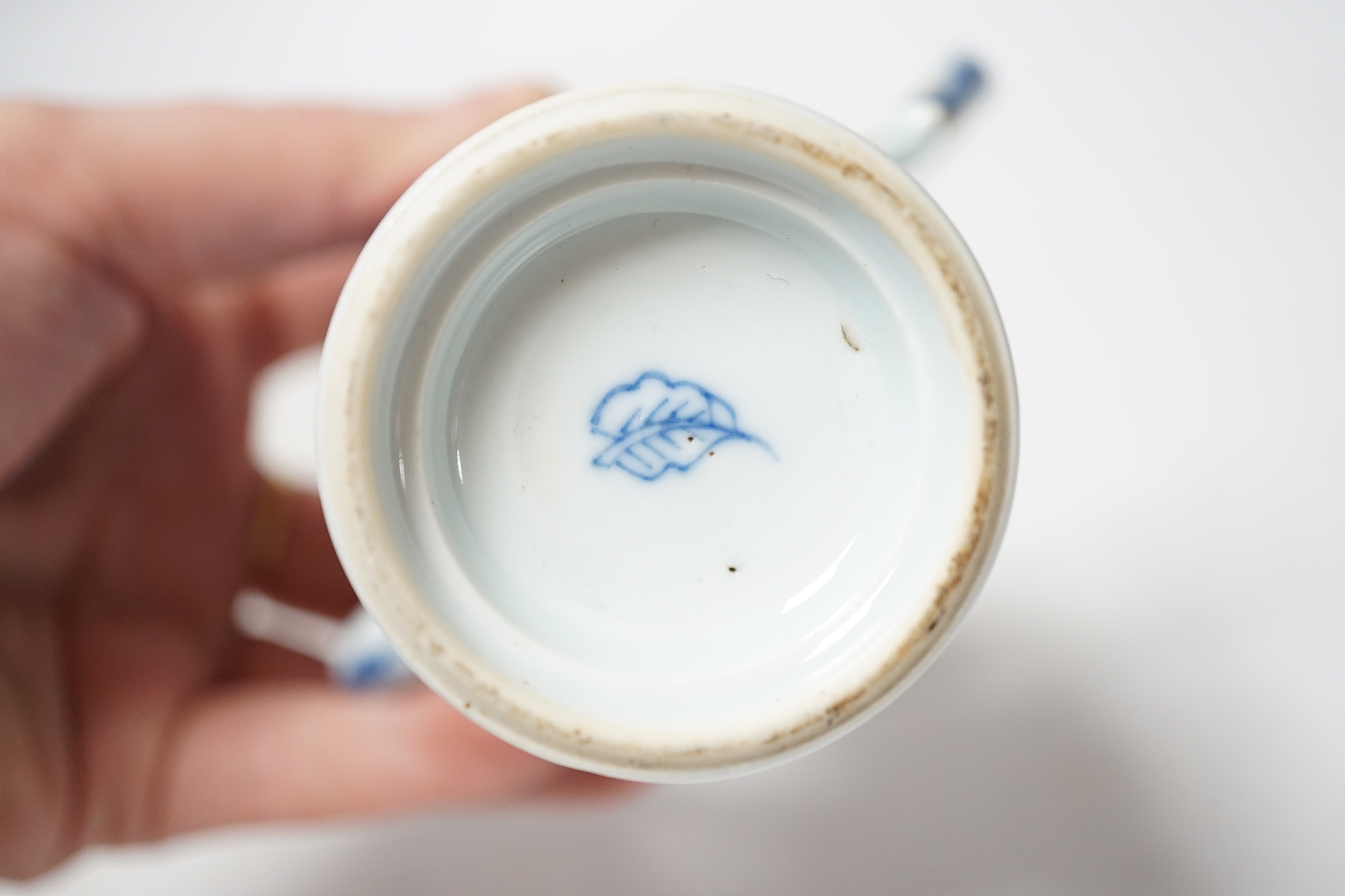 A Chinese Kangxi period blue and white small ewer, with unmarked English white metal cover, 14,5cm high